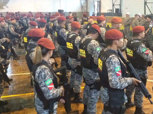 Servidores da Força Nacional se apresentam ao comando da Brigada Militar em Porto Alegre (Foto: Jonas Campos/RBS TV)