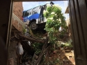Ônibus sem controle destrói muro de duas casas na Capital