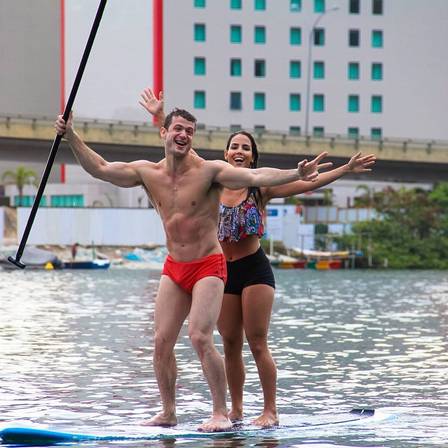 Pérola Faria pratica stand up paddle com o novo namorado médico