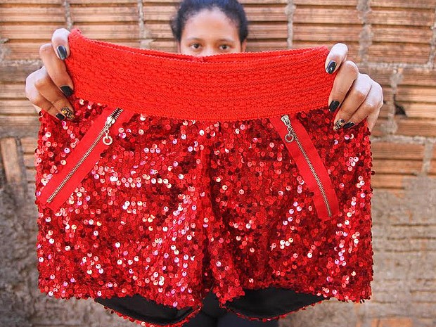 Jovem exibe shorts que usou quando sentou no colo de um gogo boy (Foto: Marcos Leandro/Tribuna Impressa)