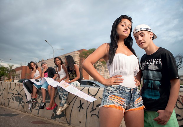 CASAL QUE BOMBA Luana Thalia e Daniel Santos, ambos de 16 anos. Antes dos rolezinhos eles já eram ídolos e atraíam fãs (à esq.) ao shopping (Foto: Marcelo Min/Fotogarrafa/ÉPOCA)