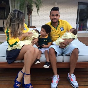 Dentinho com a mulher e os filhos (Foto: Divulgação)